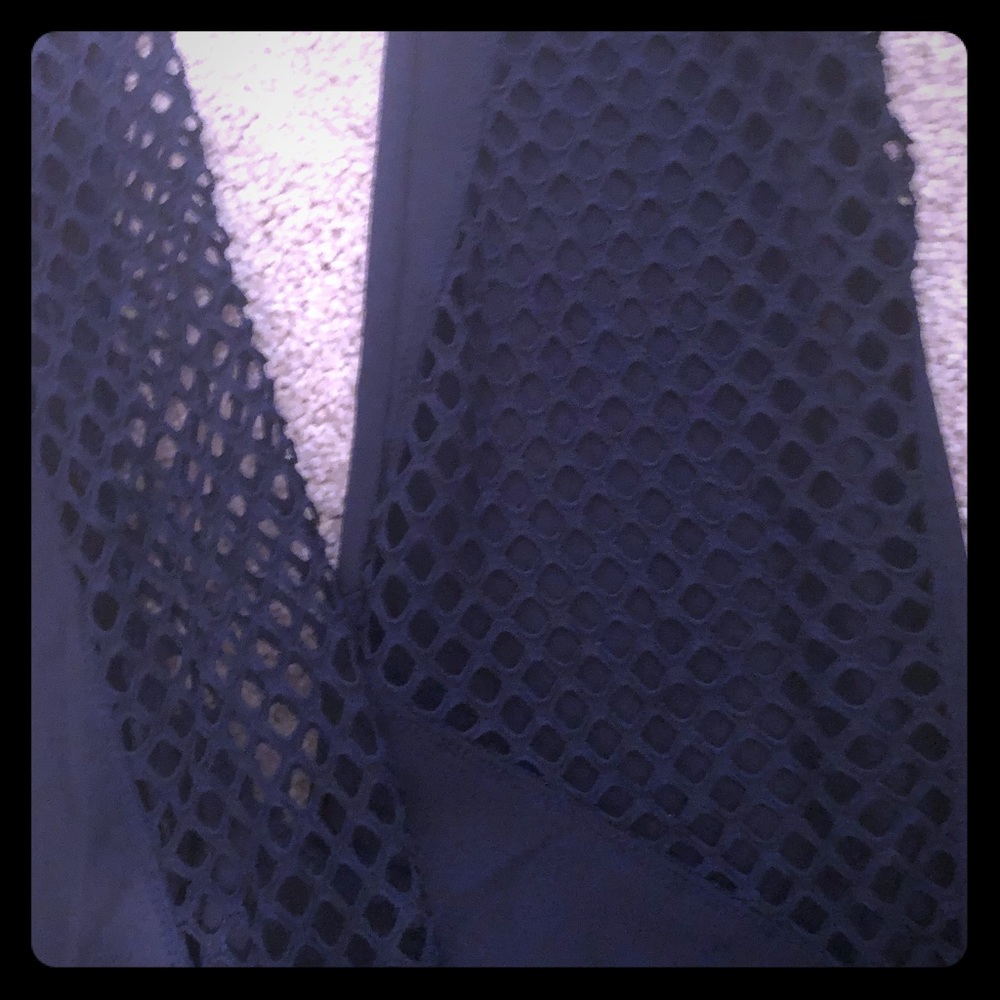 Adorable mesh detail workout pant in navy sz L/XL